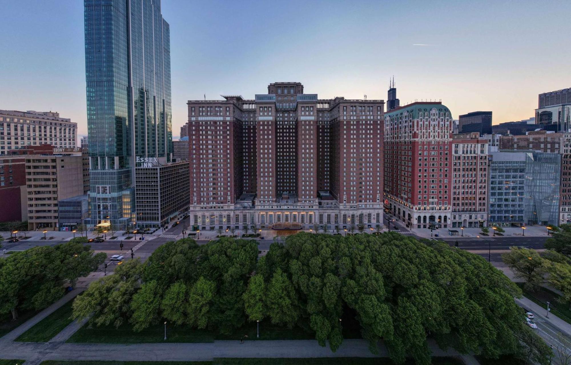 Hilton Chicago Hotel Exterior photo